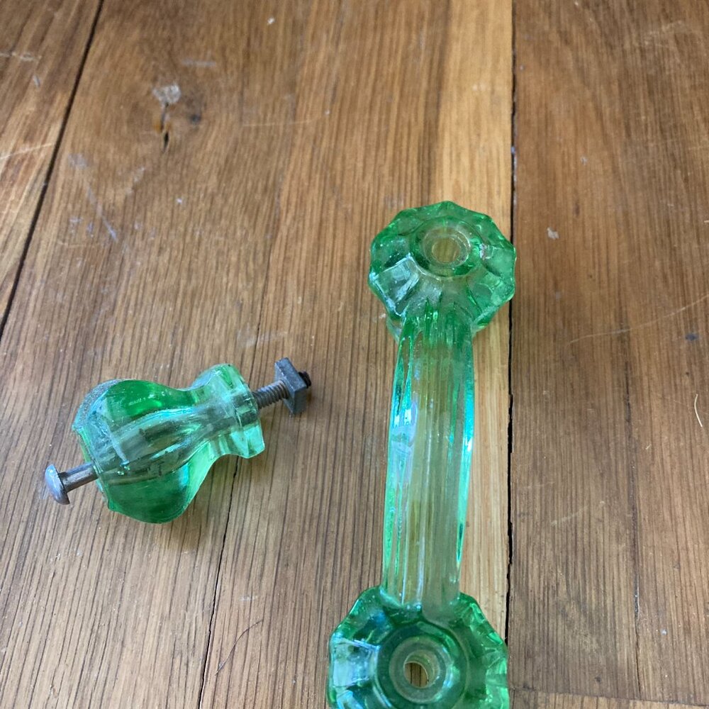 2 Uranium glass knobs - vintage - Picture 2 of 3